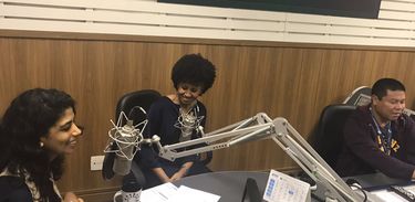 Professora Gina Vieira no estúdio da Rádio Nacional da Amazônia