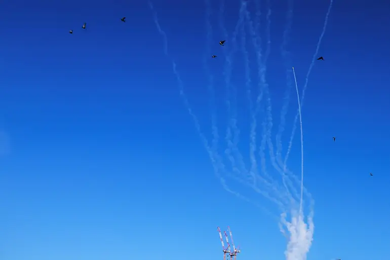 Missiles launched from Iran are intercepted amid the Iran-Israel conflict, as seen from Tel Aviv, Israel, June 22, 2025. Reuters/Itay Cohen/Proibida reprodução     TPX IMAGES OF THE DAY
