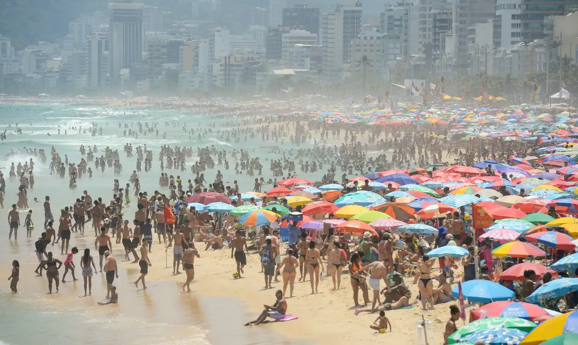 Rio de Janeiro (RJ), 15/11/2023 – Cariocas e turistas lotam praia de Ipanema, na zona sul, em dia de forte calor no Rio de Janeiro. Foto: Tomaz Silva/Agência Brasil
