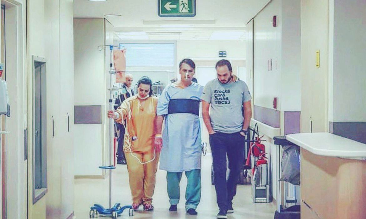 Jair Bolsonaro faz caminhada em hospital