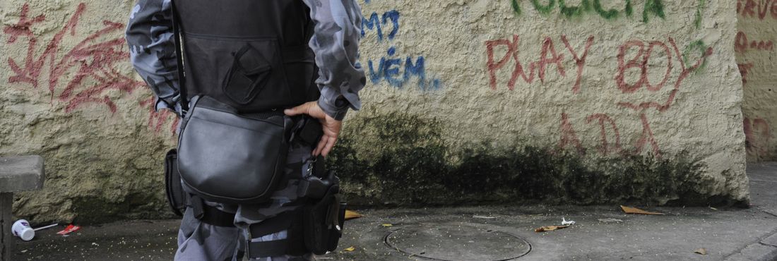 Policiais militares, civis e fuzileiros navais ocupam desde as 5h deste domingo o Complexo do Caju, na zona portuária do Rio