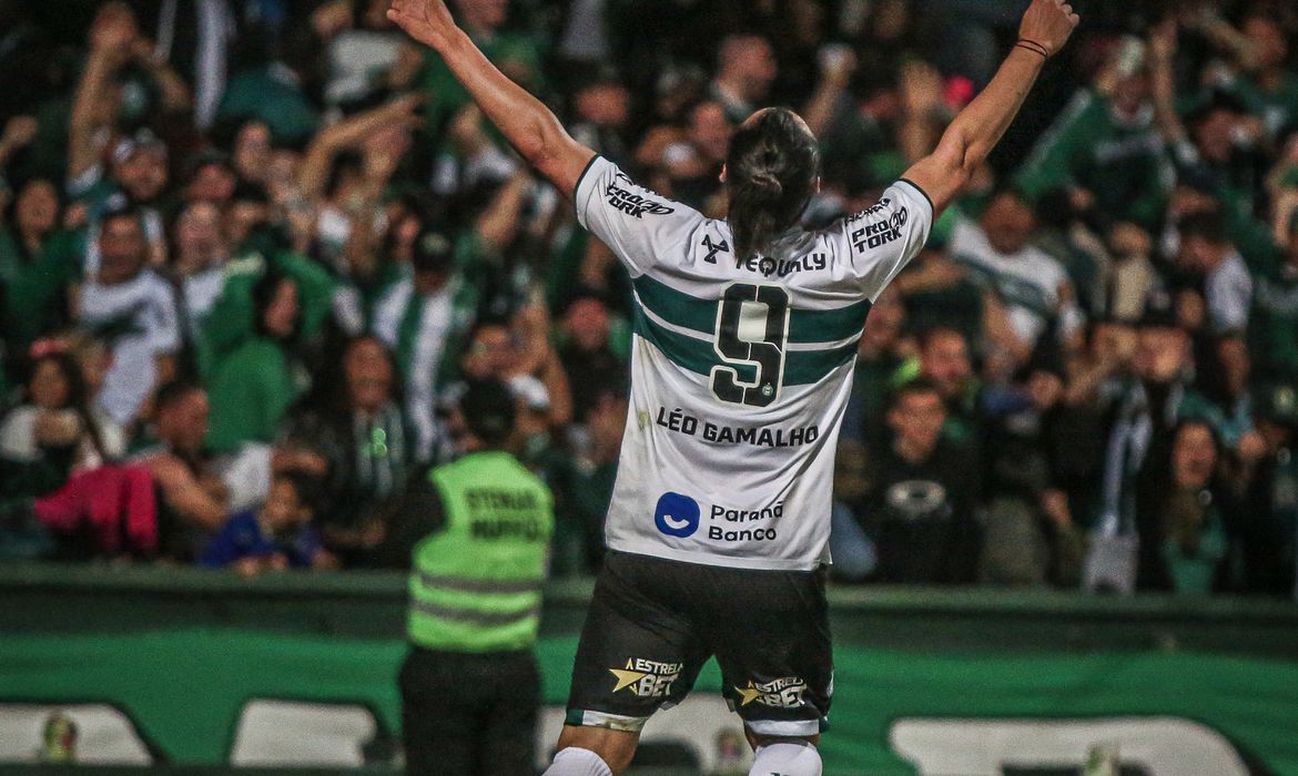 Léo Gamalho -  Cortiba vence Brasil de Pelotas por 2 a 1 - Série B - campeonato brasileiro