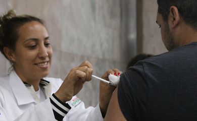 São Paulo (SP), 02/05/2023 - Aplicação da vacina bivalente contra a covid-19 no posto móvel de vacinação da Unidade Básica de Saúde - UBS República na galeria subterrânea da praça do Patriarca. Foto: Rovena Rosa/Agência Brasil