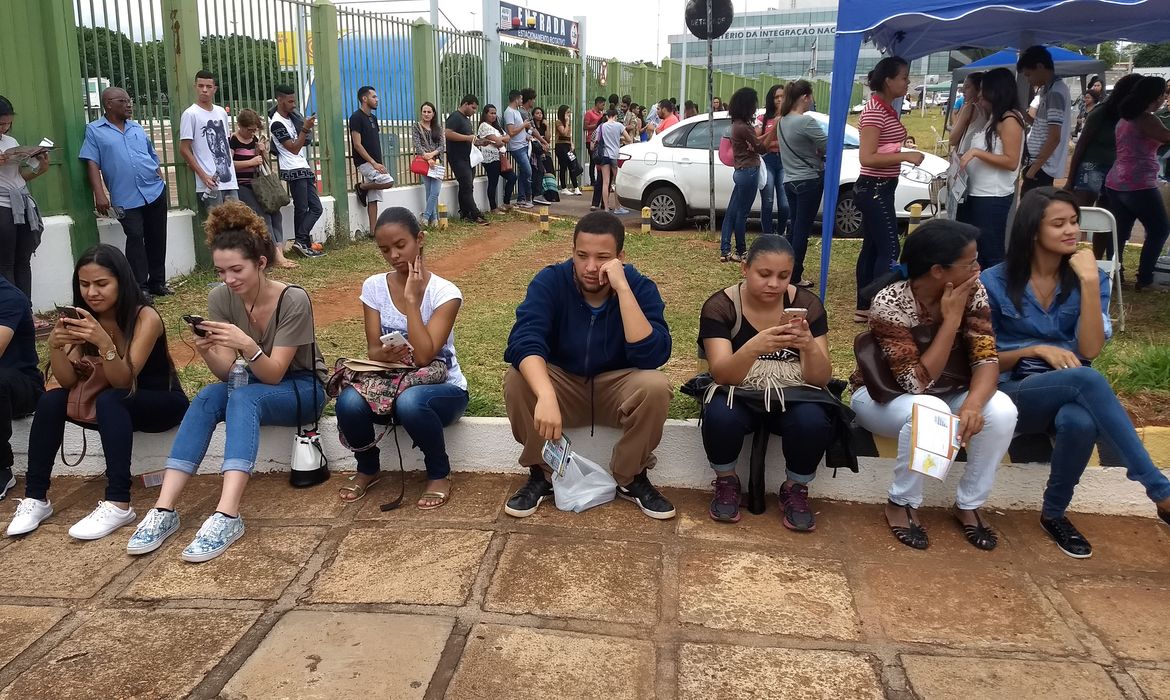 Estudantes aguardam abertura dos portões do UniCeub, local onde haverá aplicação do Enem 2017, em Brasília