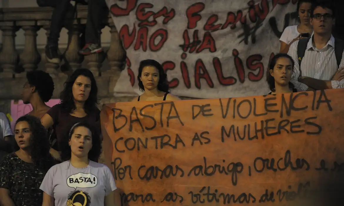Rio de Janeiro - Protesto no Dia Internacional de Combate à Violência contra a Mulher, pelo fim da violência contra as mulheres e contra o PL 5069/13, em frente à Câmara de Vereadores (Fernando Frazão/Agência Brasil)
