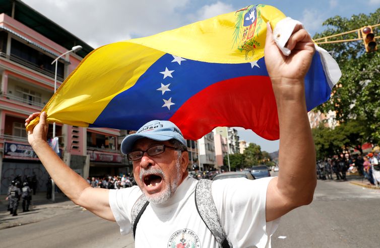 Os partidários da oposição participam de uma manifestação contra o governo do presidente venezuelano Nicolas Maduro em Caracas