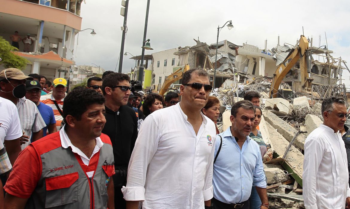 O presidente do Equador Rafael Correa visitou ontem Pedernales, no norte do país, fortemente atingida pelo terremoto de sábado à noite