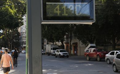 Termômetro de rua na Tijuca registra a onda de calor que atinge a cidade do Rio de Janeiro.
