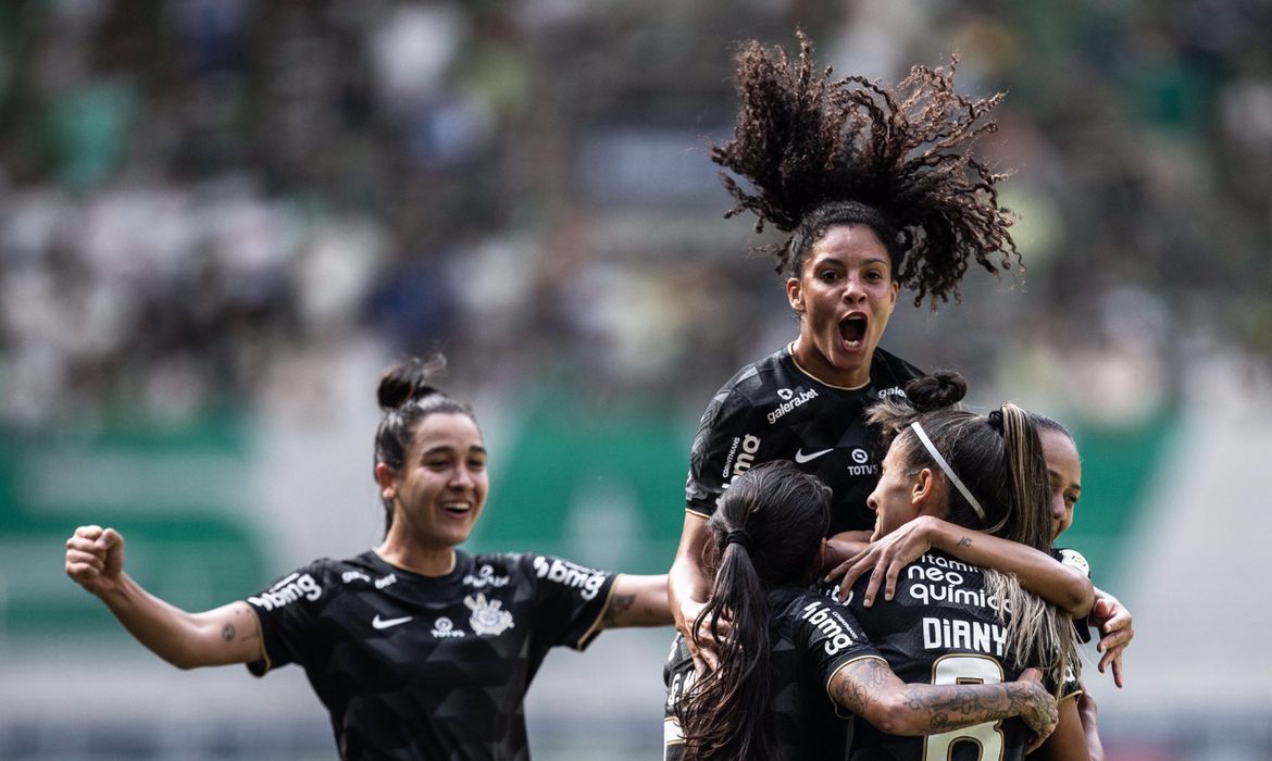 Corinthians goleia Palmeiras e vai à final