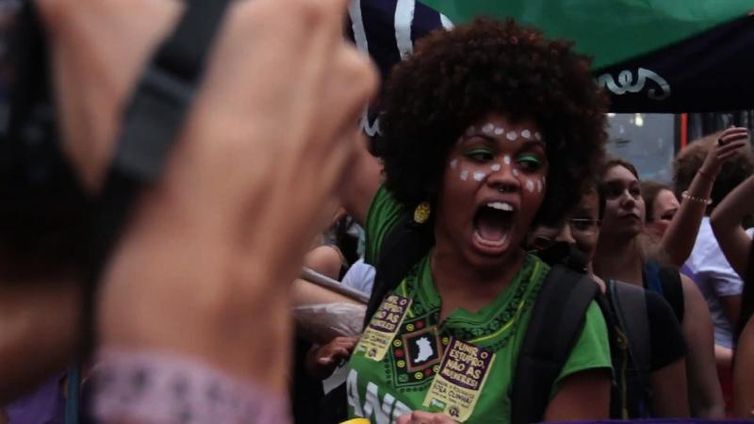 Organizada pela web, manifestação de mulheres no Centro do Rio contra projeto que criminalizava aborto