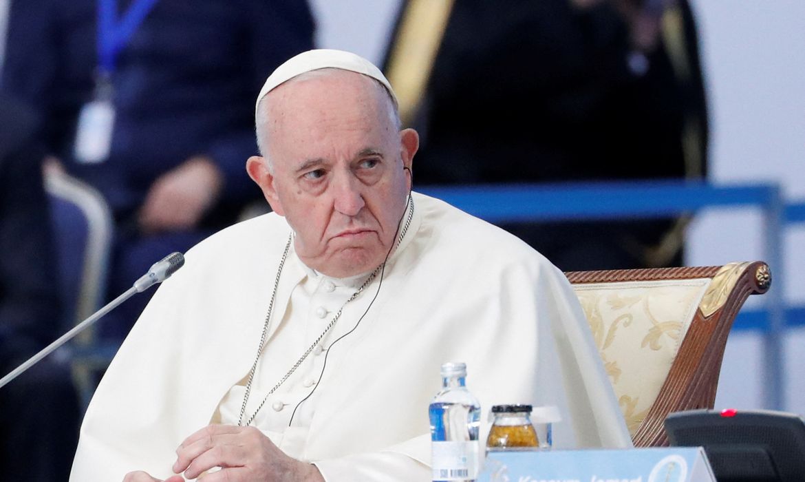 Papa encerra viagem ao Cazaquistão e crítico conservador se