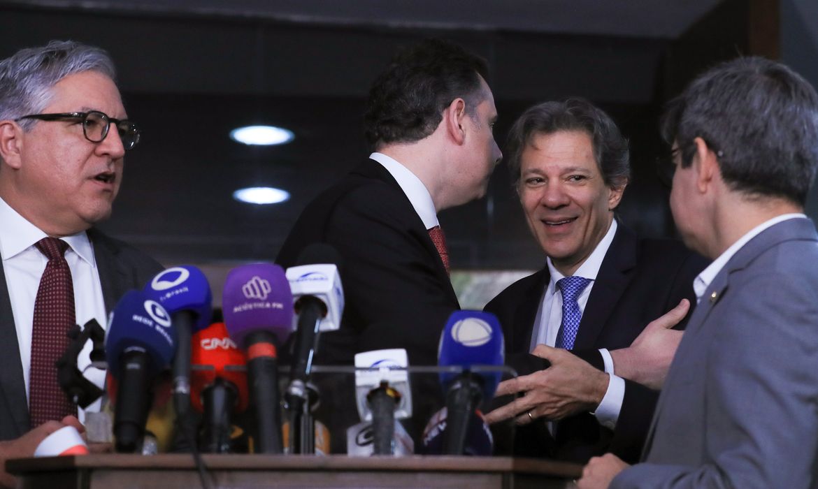 Brasília (DF) 28/11/2024  Presidente do Senado, Rodrigo Pacheco, o ministro da Fazenda, Fernando Haddad e o ministro Alexandre Padilha, após reunião de líderes do Senado Federal quando Haddad  apresentou  medidas econômicas discutidas pelo governo federal.
 Foto Lula Marques/ Agência Brasil