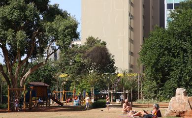 Lazer no Parque Augusta durante inverno quente e seco em São Paulo.