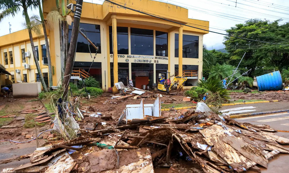 SINIMBU, RS, BRASIL, 03.05.2024 - Trabalho de limpeza na região de Sinumbu, devido aos estragos causados pela forte chuva no estado do Rio Grande do Sul. Foto: Gustavo Mansur/Palácio Piratini