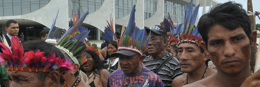 Um grupo de índios de nove etnias vindos do Maranhão e do Amazonas fazem manifestação ao lado do Palácio do Planalto pedindo a revogação da Portaria 303 da Advocacia-Geral da União.
