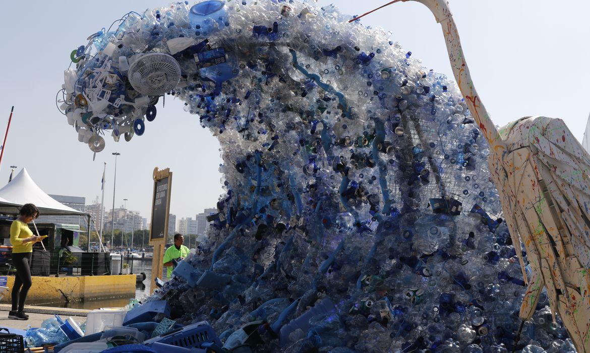 Escultura de onda feita com resíduos reciclados na Glocal Experience, que debate propostas dos objetivos de desenvolvimento sustentável da ONU, na Marina da Glória. 