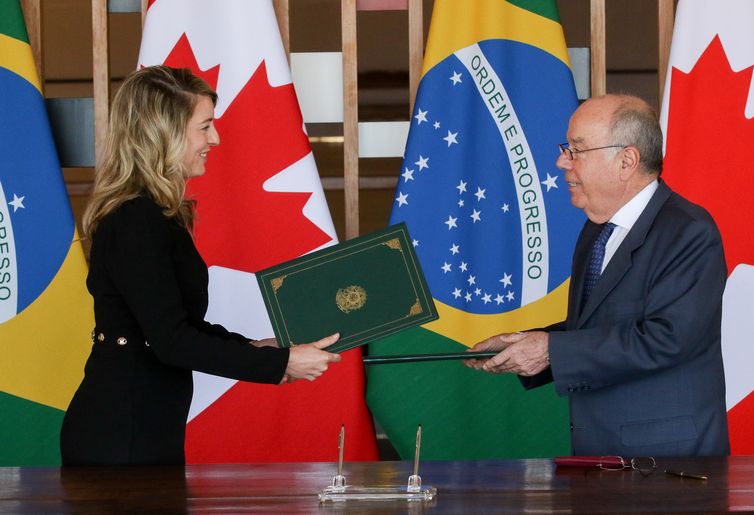 Brasília-DF 27/06/2023 - A ministra dos Negócios Estrangeiros do Canadá, Mélanie Joly, e o ministro das Relações Exteriores, Mauro Vieira, durante a 4ª Reunião do Diálogo da Parceria Estratégica Brasil-Canadá, no Palácio do Itamaraty. Foto: Antônio Cruz/Agência Brasil