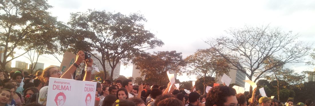 Manifestantes chegam na Esplanada dos Ministérios em Brasília