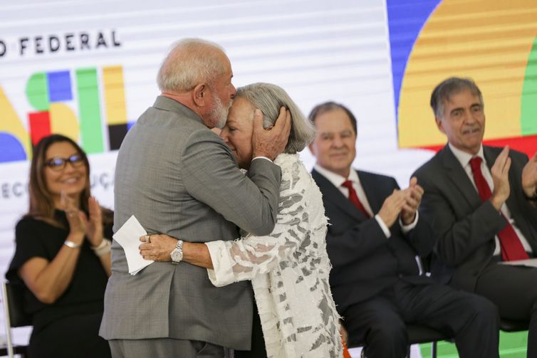 Brasília (DF), 12/07/2023 - O presidente Luiz Inácio Lula da Silva entrega a medalha do Mérito Científico à médica sanitarista Adele Benzaken durante cerimônia de 