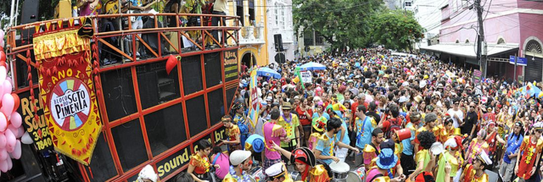 O bloco Sargento Pimenta, que mistura os ritmos percussivos com a música dos Beatles, é uma das atrações desta segunda de carnaval