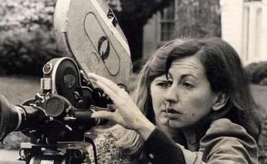 A cineasta Helena Solberg (D), em ação em um de seus primeiros filmes