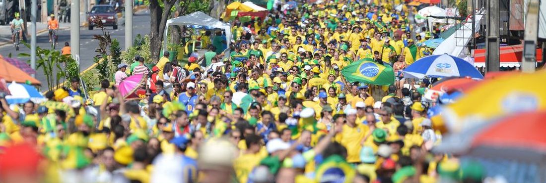 Torcedores chegam a Arena Castelão para o jogo Brasil e Colômbia