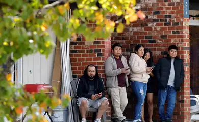 Moradores de uma comunidade latina após uma operação de autoridades federais de imigração em Raleigh, Carolina do Norte
18/11/2025
REUTERS/Jonathan Drake