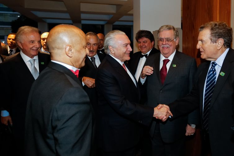 O presidente Michel Temer é homenageado com a Medalha de Honra ao Mérito na Categoria Gestão Pública, em jantar oferecido pelo Fórum das Américas.
