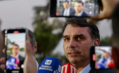 Brasília (DF), 11/09/2025 - O senador Flávio Bolsonaro, fala com jornalistas em frente do condomínio onde seu pai, ex presidente Jair Bolsonaro cumpri prisão domiciliar.
Foto: Bruno Peres/Agência Brasil