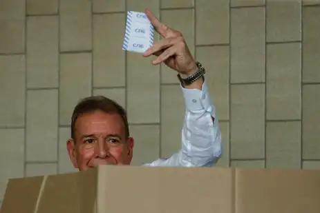 Venezuelan opposition presidential candidate Edmundo Gonzalez shows his ballot as he votes in the country&#039;s presidential election, in Caracas, Venezuela July 28, 2024. REUTERS/Leonardo Fernandez Viloria