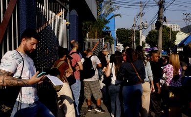 Rio de Janeiro (RJ), 18/08/2024 - Candidatos chegam para as provas do Concurso Público Nacional Unificado (CPNU), na Unisuam, zona norte da cidade. Foto: Tânia Rêgo/Agência Brasil