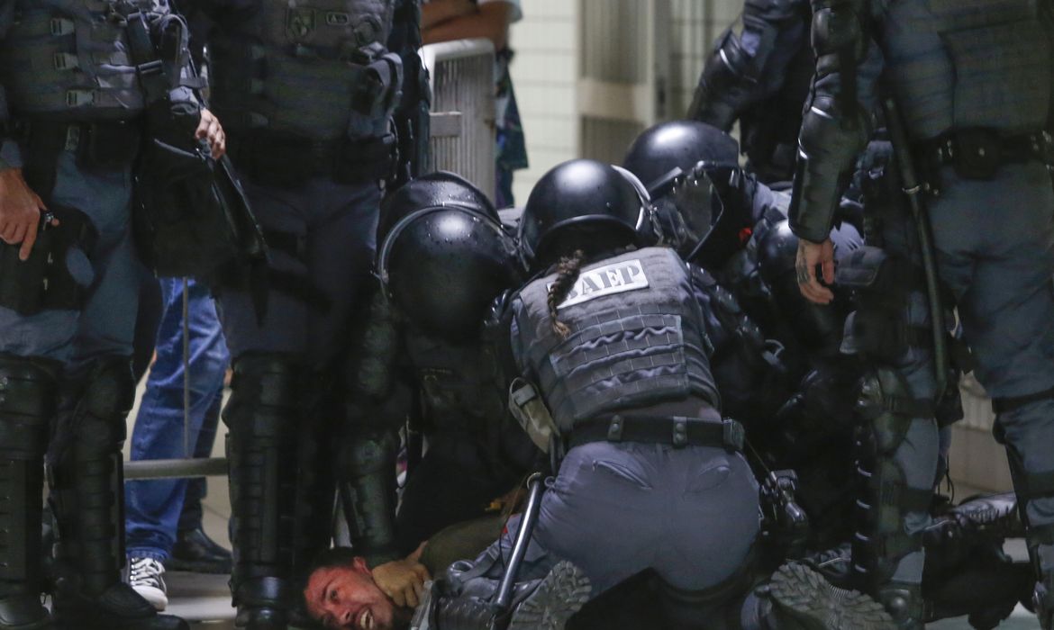 São Paulo  SP 18/01/2023 Manifestação no centro da cidade contra o aumento das tarifas do metrô, CPTM e EMTU e contra as privatizações do governo Tarcísio. Policiais no Metro Republicas detém um cidadão .Foto Paulo Pinto/Agencia Brasil