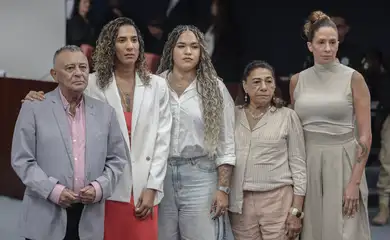 Brasília (DF), 25/02/2026 – Na foto da esquerda para direita,  Antônio Francisco (pai),  ministra Anielle Franco (irmã), Luyara Franco (filha), Marinete Silva (mãe), Mônica Benicio (esposa).
Familiares da ex vereadora, Marielle Franco posam para foto no plenário da primeira turma durante segundo dia do julgamento no STF dos mandantes do assassinato da ex-vereadora, Marielle Franco.
Foto: Valter Campanato/Agência Brasil