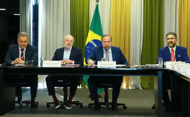 Brasília (DF), 16/10/2025 - Presidente Luiz Inácio Lula da Silva durante reunião com ministro de Minas e Energia, Alexandre Silveira, e o ministro da Casa Civil, Rui Costa. Foto: Tauan Alencar/MME