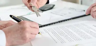 Pessoa assina contrato e recebe chave
