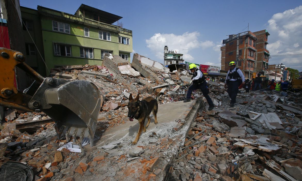 Um novo terremoto de 7,3 graus na Escala Richter sacudiu a capital do Nepal, Katmandu, na terça-feira (12) Narendra Shrestha/EPA/Agência Lusa