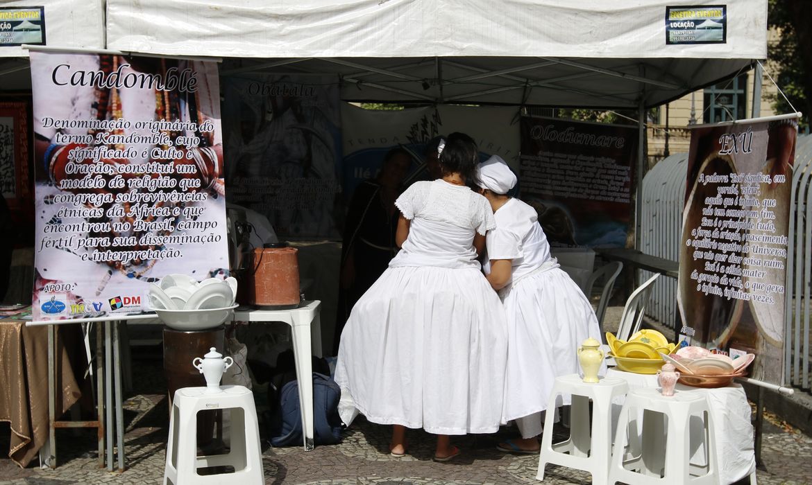 Rio de Janeiro - Feira inter-religiosa, em comemoração ao  Dia Nacional de Combate à Intolerância Religiosa, na Cinelândia, região central da cidade. (Foto: Tânia Rêgo/Agência Brasil)