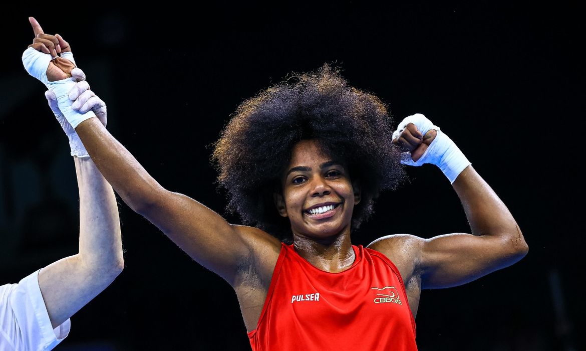 IBA/Divulgação Jucielen cerqueira estreia com vitória no mundial de boxe feminino