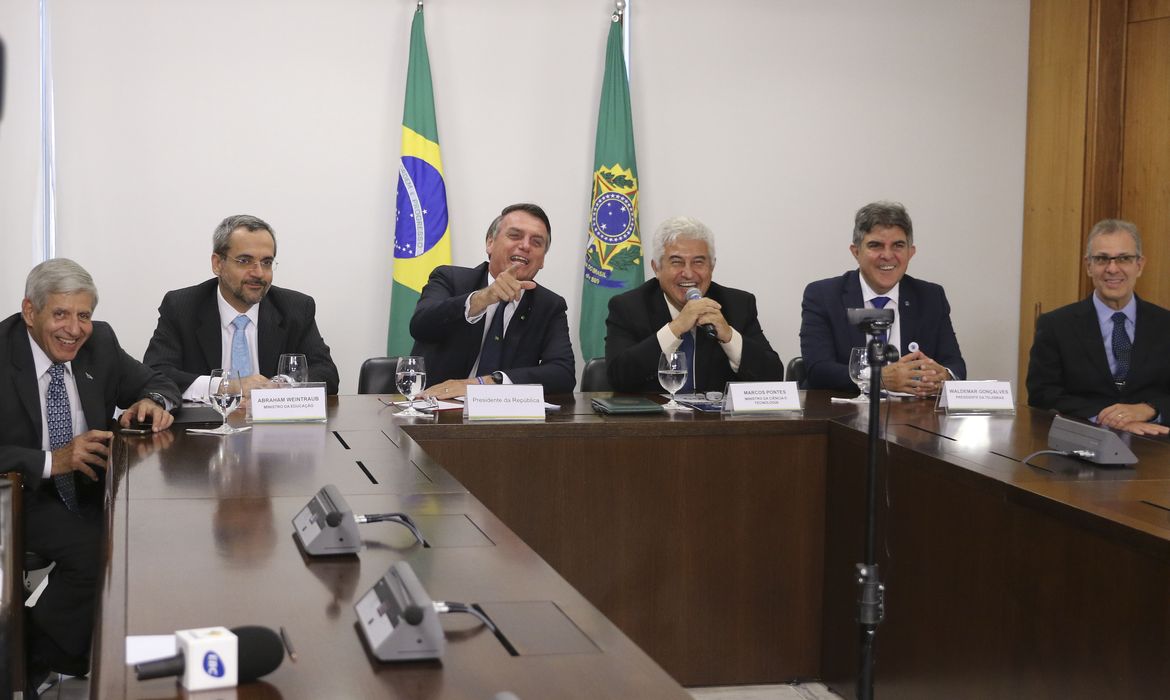 O presidente Jair Bolsonaro participa de videoconferência com escola atendida pelo programa Gesac.