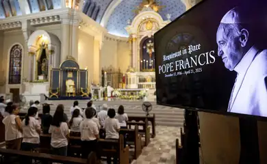 Filipinos attend mass for Pope Francis, hours after his death was announced by the Vatican, at the Cubao Cathedral in Quezon City, Philippines, April 21, 2025. REUTERS/Eloisa Lopez