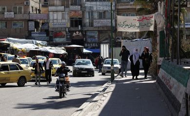 Carros circulam e pessoas caminham por uma rua em Sweida, Síria
25/02/2025
Reuters/Yamam al Shaar/Proibida reprodução