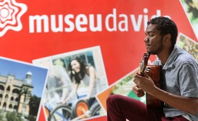 Apresentação do violonista Raphael dos Santos, dentro do programa Música no Museu, no Museu da Vida, na Fiocruz, zona norte da cidade. O Música no Museu foi declarado Patrimônio Cultural Imaterial do Rio de Janeiro em 2022, quando completa 25 anos. 