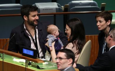 A primeira-ministra da Nova Zelândia, Jacinda Ardern, com sua bebê na Assembelia Geral da ONU
