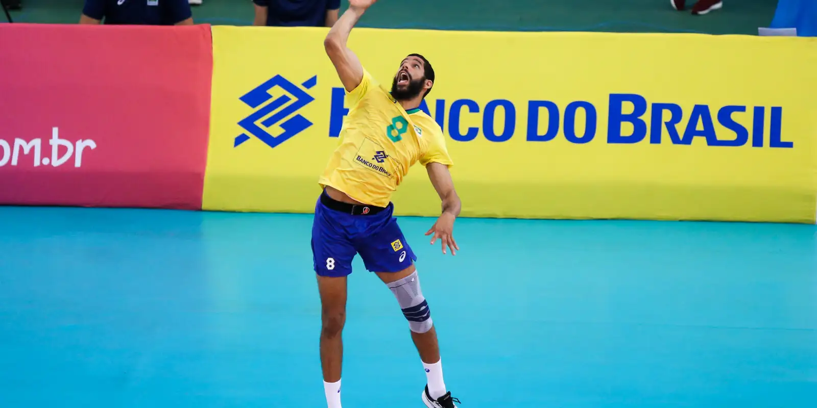 Jovem jogador de vôlei na quadra