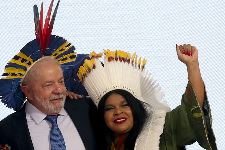 O presidente Luiz Inácio Lula da Silva, participa da cerimônia de posse da ministra dos Povos Indígenas, Sonia Guajajara.