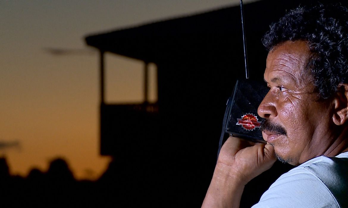 Morador da Terra do Meio, no Pará, ouve a Rádio Nacional da Amazônia