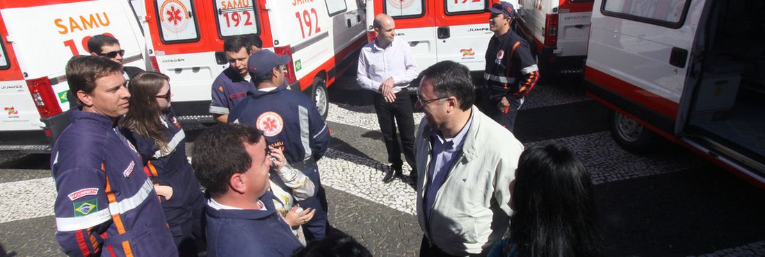 O governador da Santa Catarina, Raimundo Colombo, e o secretário da Saúde, Dalmo Claro de Oliveira, entregam 30 novas ambulâncias para o Serviço de Atendimento Móvel de Urgência (Samu).