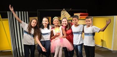 Katy Navarro e estudantes que participaram da segunda temporada do Trilhinha