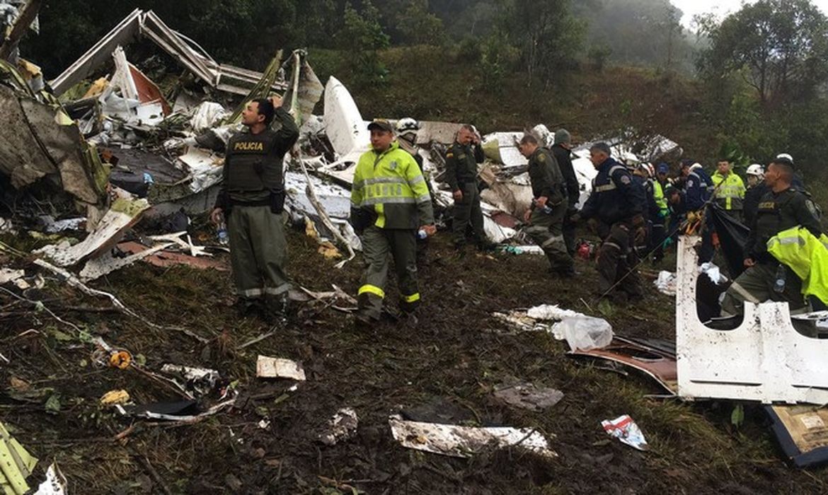 Policiais fazem o resgate das vítimas do avião da Chapecoense que caiu no trajeto da Bolívia para a Colômbia