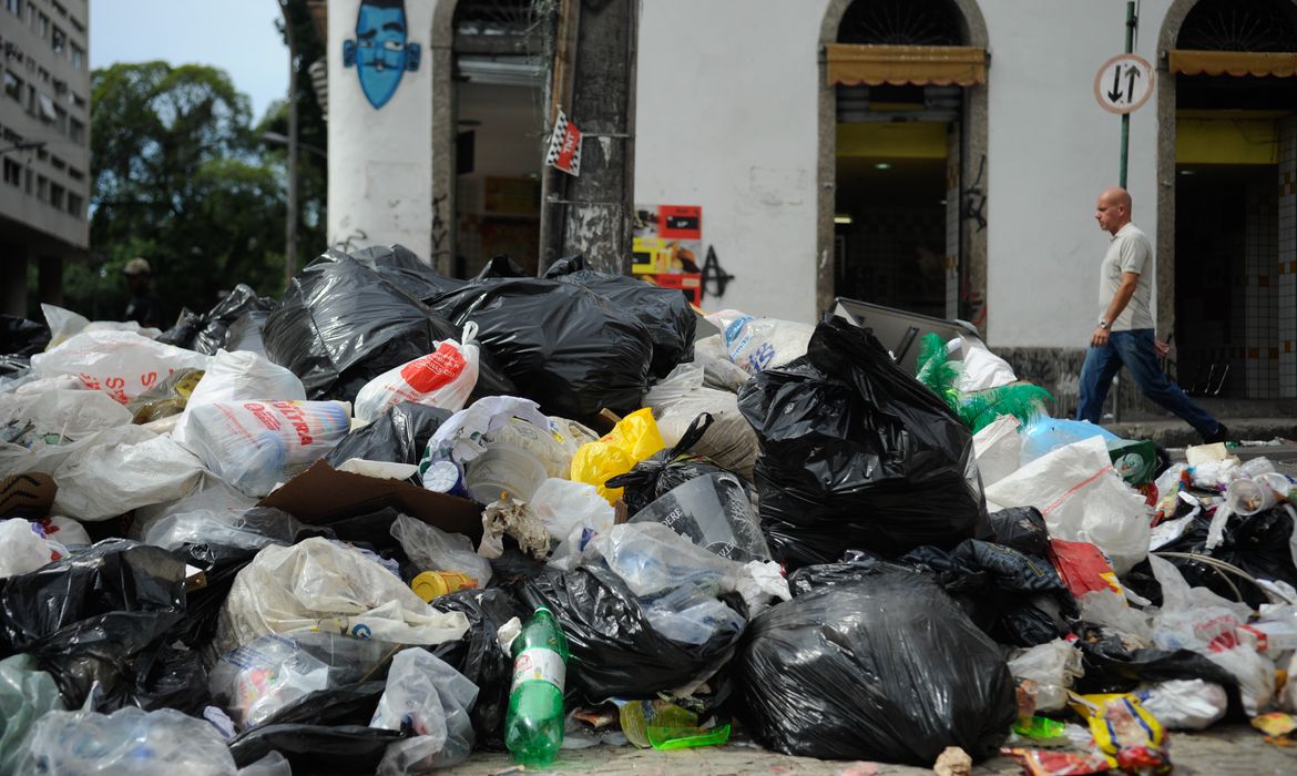 Rio de Janeiro - Devido à greve dos garis o lixo acumula por toda cidade. Fotos da Lapa, região central da cidade.